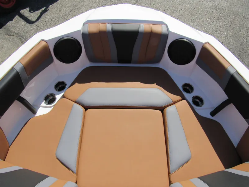 Slide: The Image of Malibu Wakesetter 21LX 2026 - 18