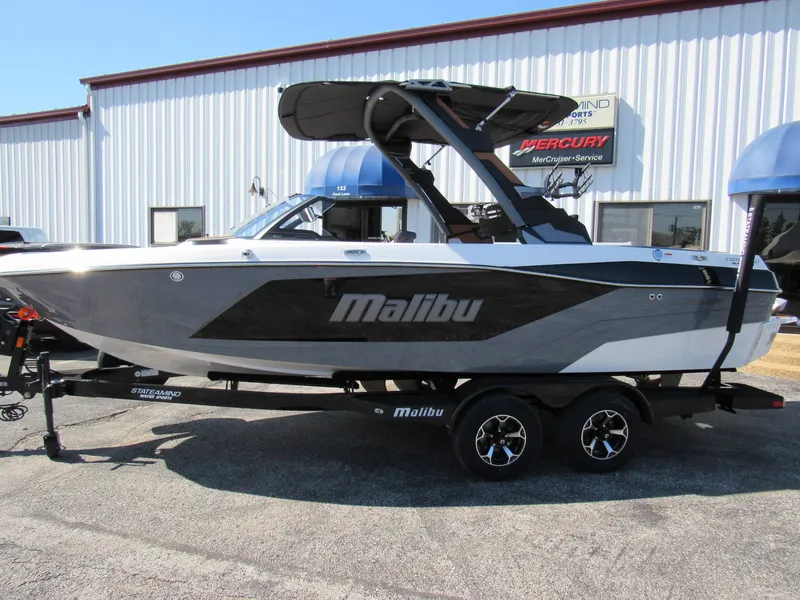 Slide: The Image of Malibu Wakesetter 21LX 2026 - 2