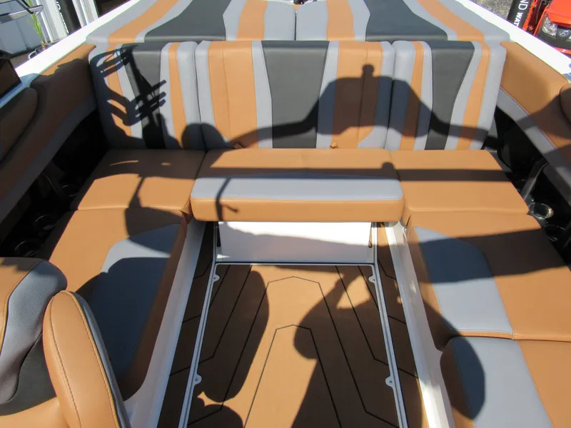 Slide: The Image of Malibu Wakesetter 21LX 2026 - 22