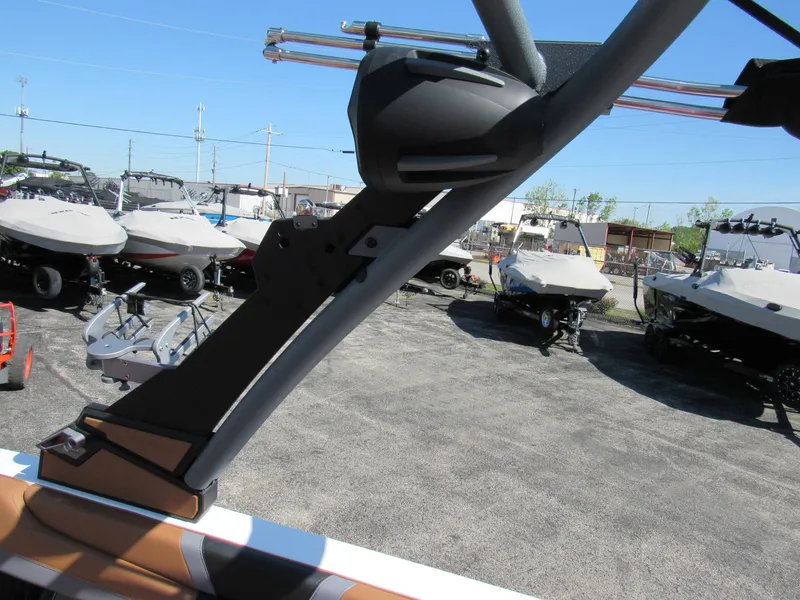 Slide: The Image of Malibu Wakesetter 21LX 2026 - 24