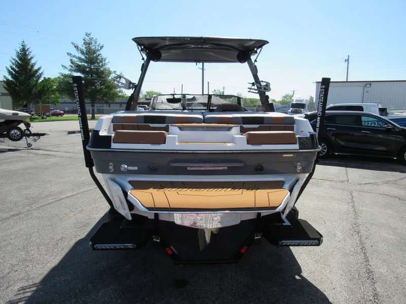 Slide: The Image of Malibu Wakesetter 21LX 2026 - 5