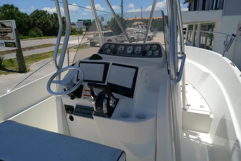 Slide: The Image of Wellcraft 250 Fisherman 2003 boat dashboard with steering wheel and controls. - 11