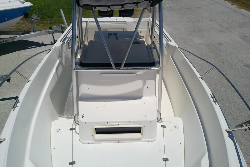 Slide: The Image of 2003 Wellcraft 250 Fisherman boat interior with seating and console. - 27