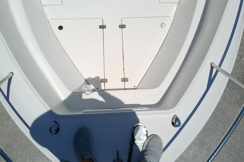 Slide: The Image of 2003 Wellcraft 250 Fisherman boat deck with storage hatch and railing. - 28