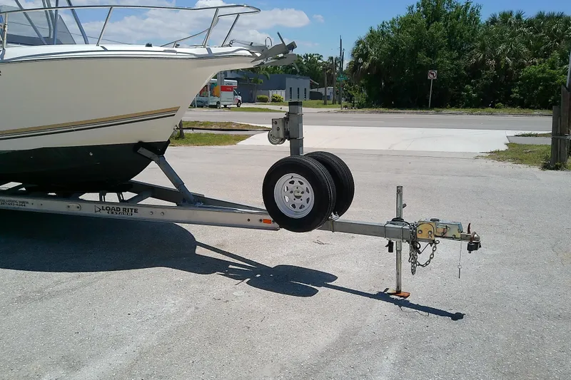 Slide: The Image of 2003 Wellcraft 250 Fisherman boat on trailer in sunny outdoor setting. - 7