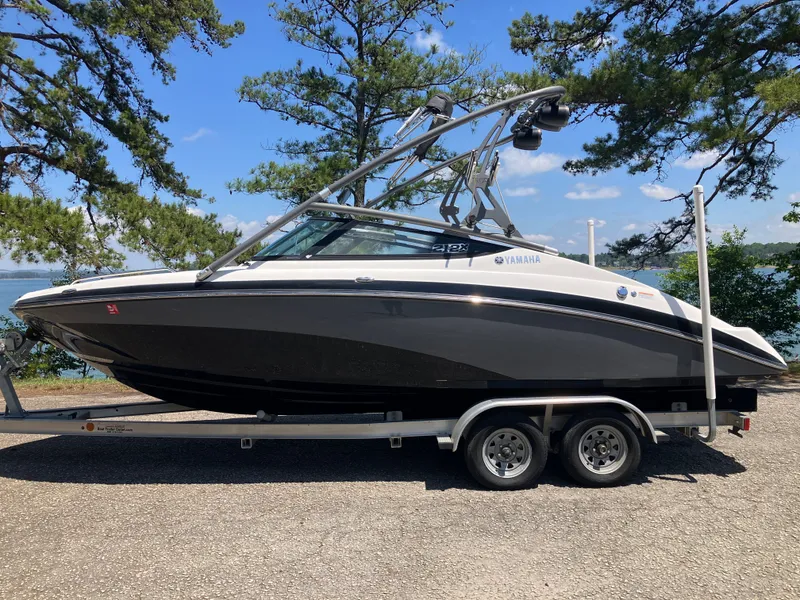 The Image of 2016 Yamaha Boats 212X on trailer, side view. - 0