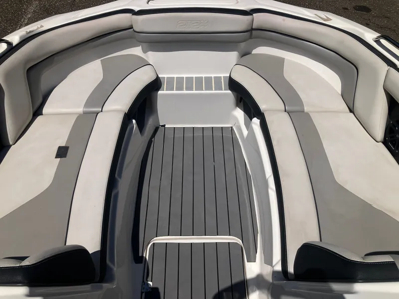 Slide: The Image of Interior of a 2016 Yamaha Boats 212X with gray and white seating. - 14