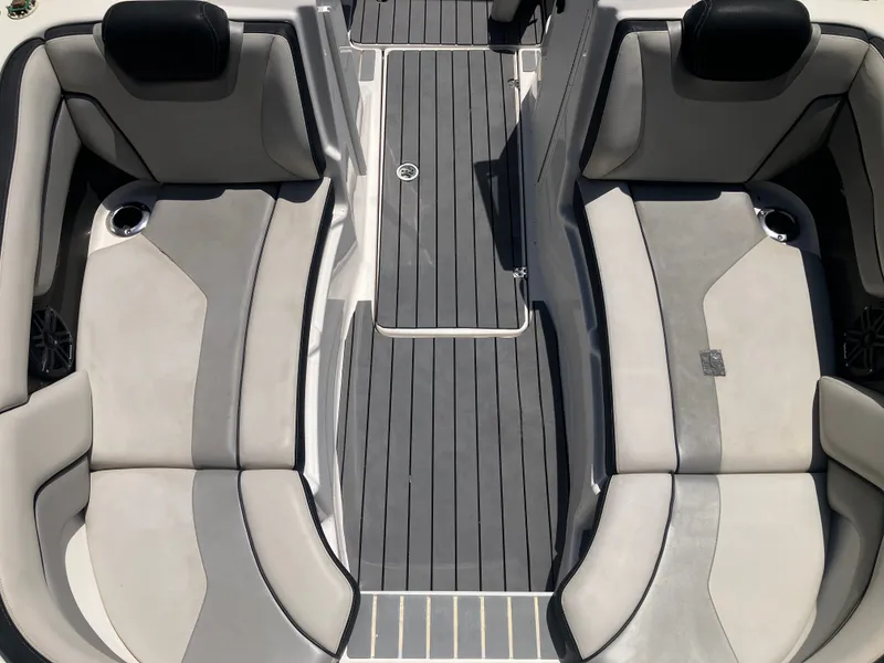 Slide: The Image of Interior of a 2016 Yamaha Boats 212X with gray seating. - 17