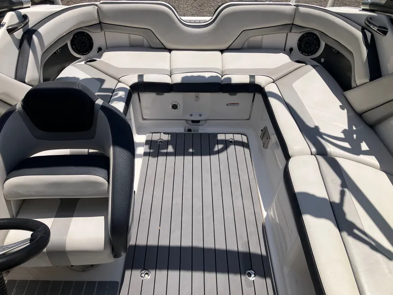 Slide: The Image of Interior of a 2016 Yamaha Boats 212X with gray seating. - 18