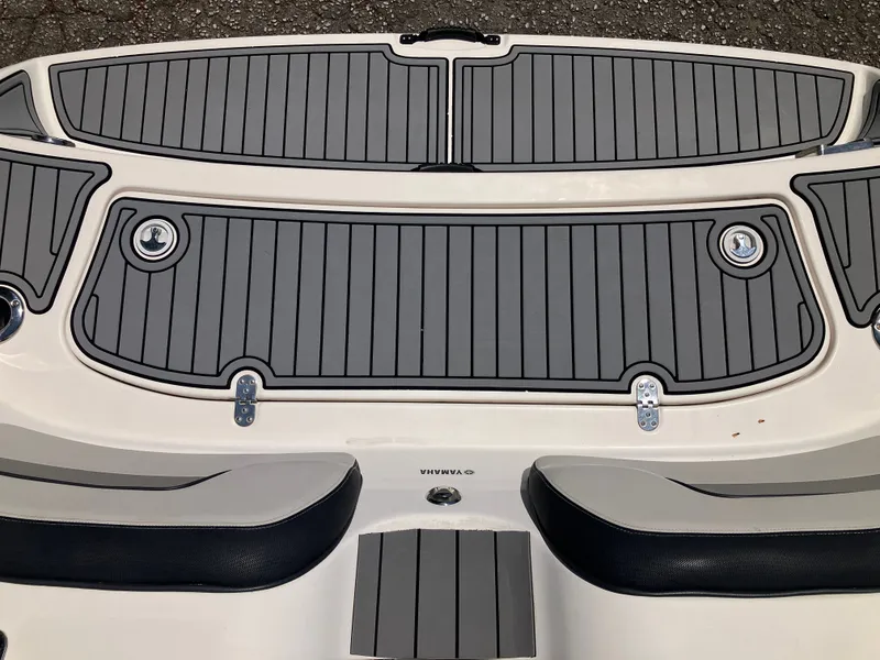 Slide: The Image of 2016 Yamaha Boats 212X with gray deck padding. - 21