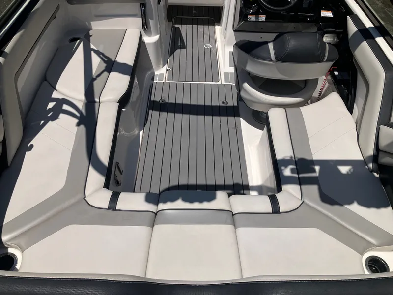 Slide: The Image of Interior of a 2016 Yamaha Boats 212X with gray and white seating. - 9