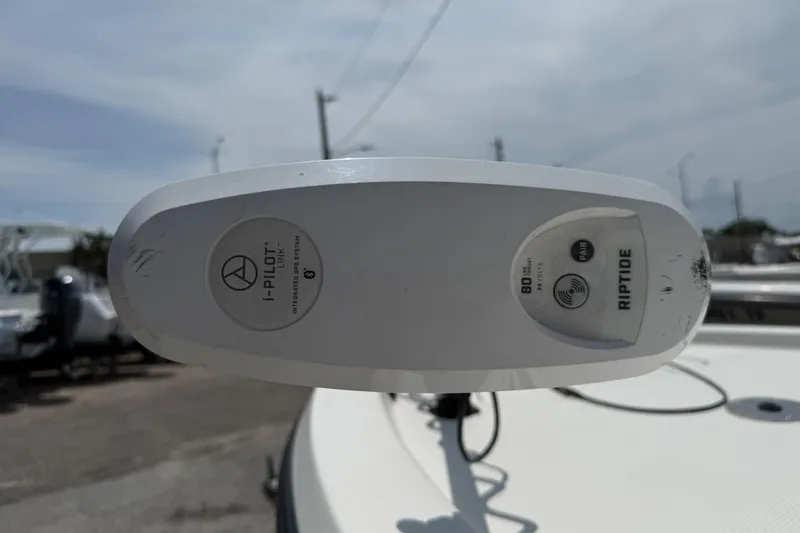 Slide: The Image of Minn Kota i-Pilot Link system on 2017 Mako 19 CPX boat, close-up view. - 3