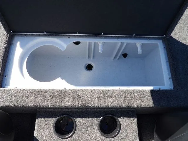 Slide: The Image of Crestliner XF 189 2026 - 16