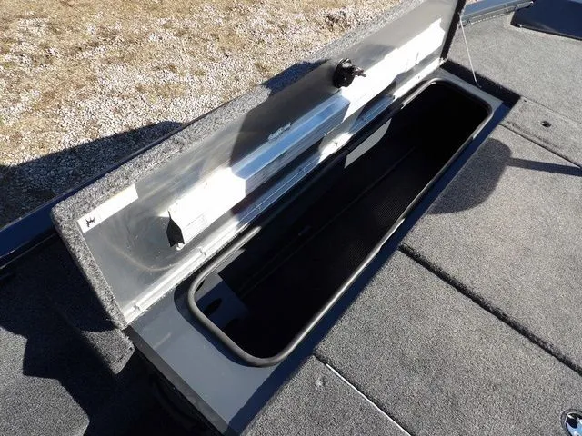 Slide: The Image of Crestliner XFC 189 2026 - 29