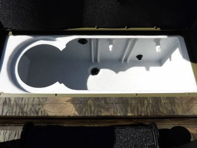 Slide: The Image of Crestliner XFC 189 2026 - 16