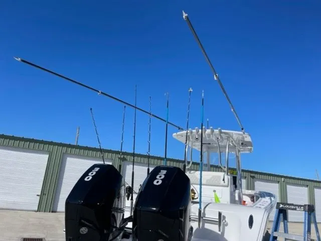Slide: The Image of Front Runner 33 Center Console 2023 - 10