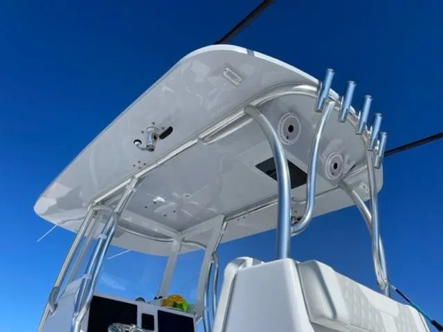 Slide: The Image of Front Runner 33 Center Console 2023 - 11