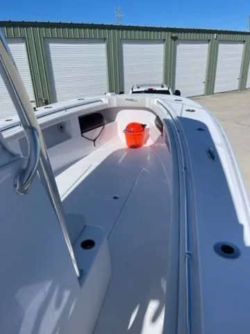 Slide: The Image of Front Runner 33 Center Console 2023 - 13