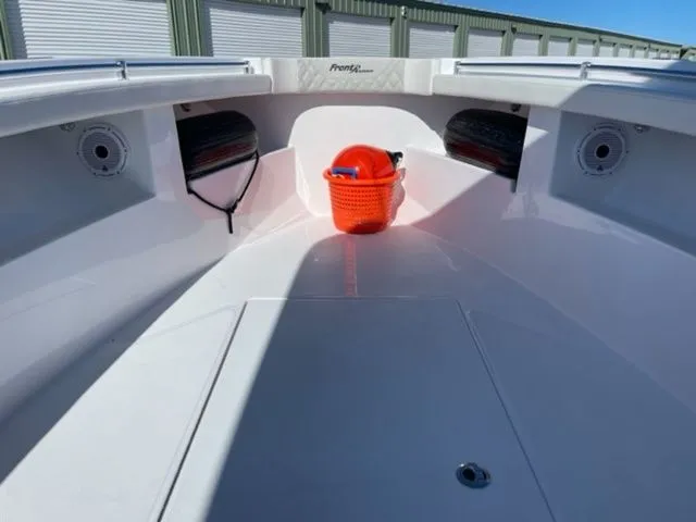 Slide: The Image of Front Runner 33 Center Console 2023 - 14