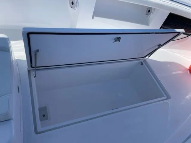 Slide: The Image of Front Runner 33 Center Console 2023 - 15
