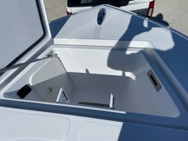 Slide: The Image of Front Runner 33 Center Console 2023 - 16