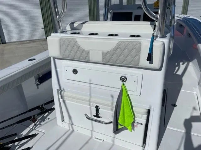 Slide: The Image of Front Runner 33 Center Console 2023 - 18