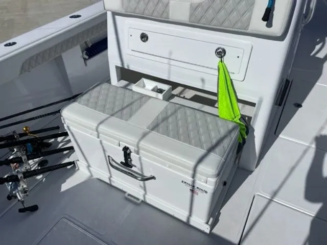Slide: The Image of Front Runner 33 Center Console 2023 - 19