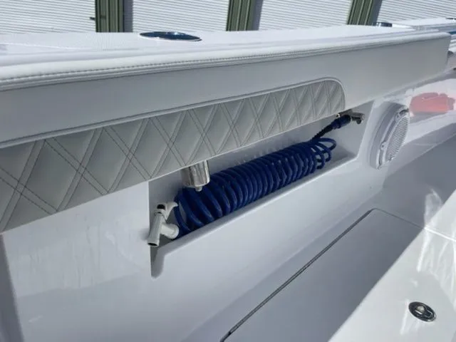 Slide: The Image of Front Runner 33 Center Console 2023 - 20