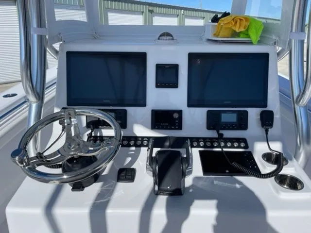 Slide: The Image of Front Runner 33 Center Console 2023 - 23