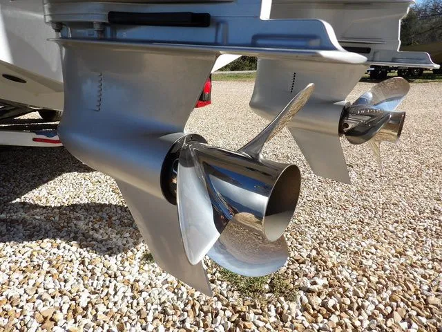 Slide: The Image of Front Runner 33 Center Console 2023 - 34