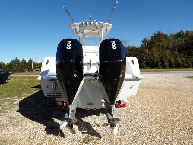 Slide: The Image of Front Runner 33 Center Console 2023 - 7