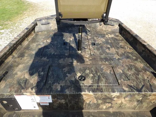 Slide: The Image of Crestliner 1860 Retriever Jon Deluxe 2026 - 24