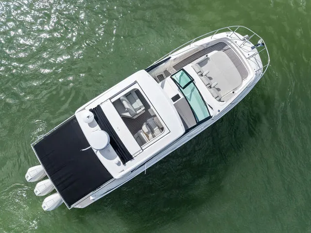 Slide: The Image of Sea Ray Sundancer 320 2022 - 26