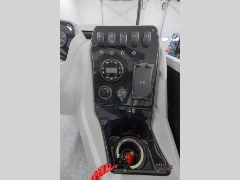 Slide: The Image of Dashboard of Vectra Classic 21 L boat, year 2026. - 21
