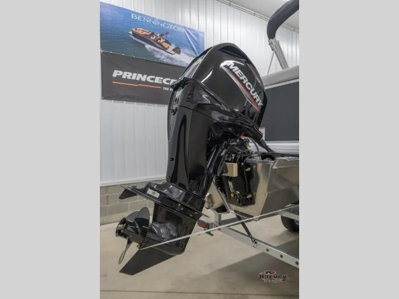 Slide: The Image of Mercury outboard motor on a 2026 Vectra Classic 21 L boat. - 7