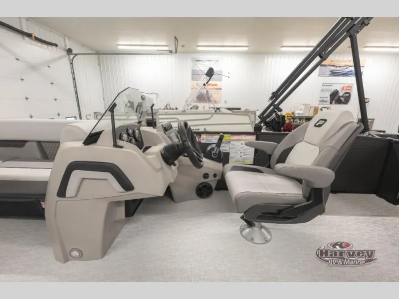 Slide: The Image of Interior of Vectra Classic 21 RL boat, model year 2026. - 20