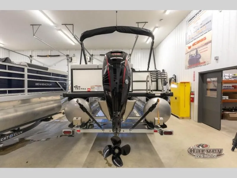 Slide: The Image of Vectra Speed 21L boat from 2026 in a workshop. - 6