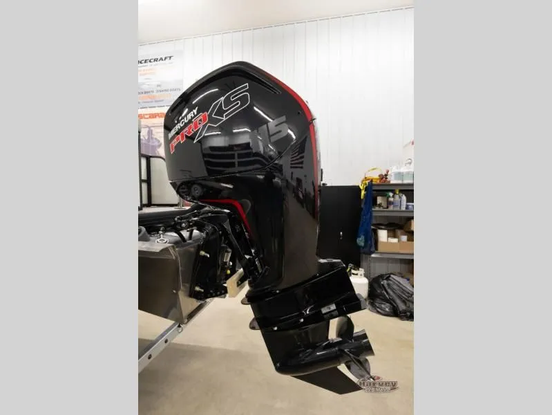 Slide: The Image of Vectra Speed 21L 2026 outboard motor in workshop. - 7