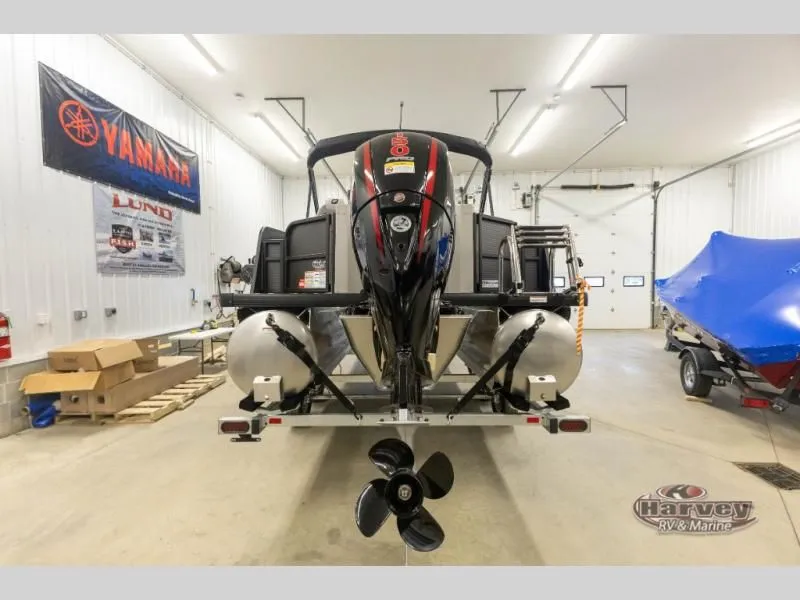 Slide: The Image of Sportfisher Sport 23-2RS 2026 in a workshop with Yamaha banner. - 6