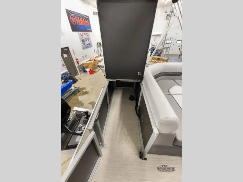 Slide: The Image of Interior view of a 2026 Vectra Classic 19 L boat. - 17