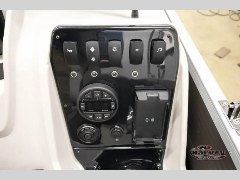 Slide: The Image of Control panel of Vectra Classic 19 L boat, year 2026. - 20