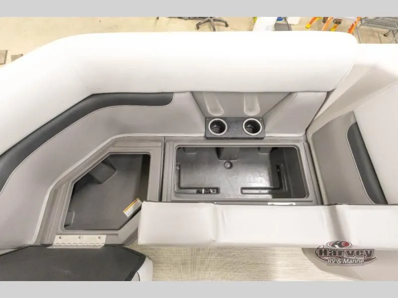 Slide: The Image of Interior of Vectra Classic 19 L 2026 with cup holders. - 24