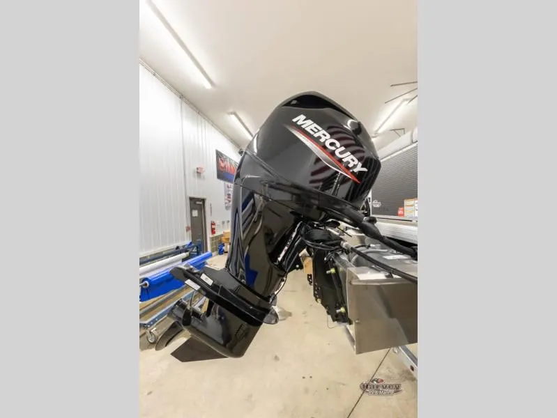Slide: The Image of Mercury outboard motor on Vectra Classic 19 L, year 2026. - 5