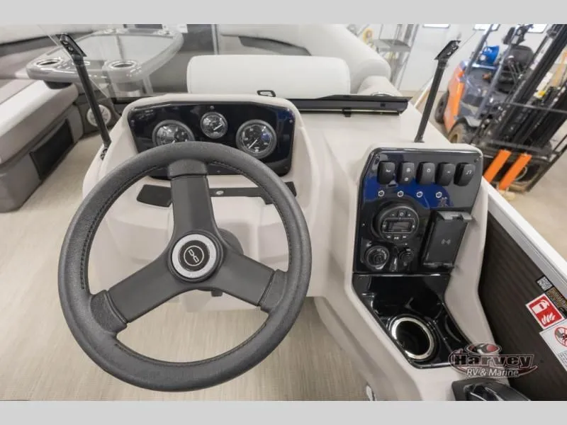 Slide: The Image of Steering console of Vectra Classic 21 RL boat, year 2026. - 16