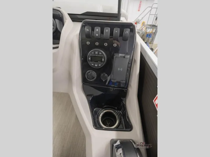 Slide: The Image of Dashboard of Vectra Classic 21 RL boat, model year 2026. - 18