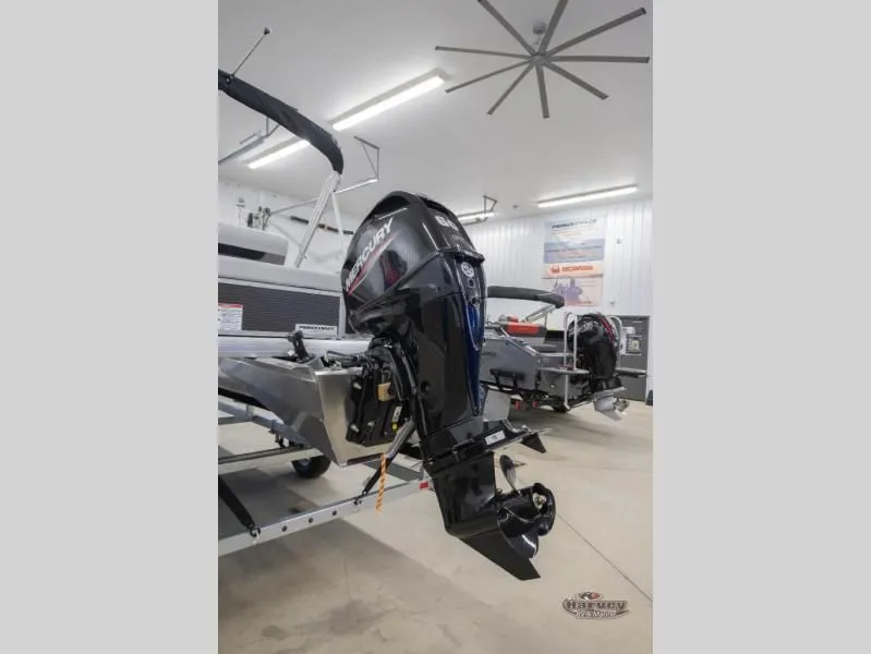 Slide: The Image of Vectra Classic 21 RL 2026 with Mercury outboard motor in workshop. - 7