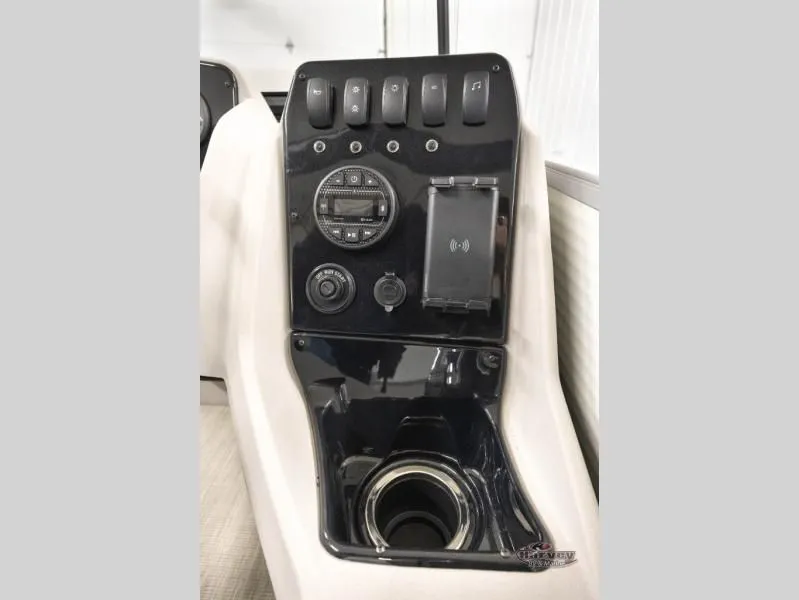 Slide: The Image of Dashboard of Vectra Classic 19 L boat, year 2026. - 22