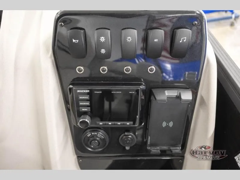 Slide: The Image of Dashboard of Vectra Classic 21 QL 2026 with controls and radio. - 21