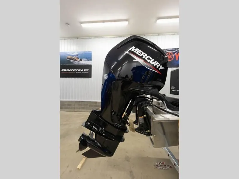 Slide: The Image of Mercury outboard motor on Vectra Classic 21 QL boat, year 2026. - 6