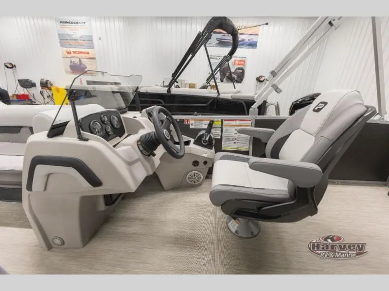Slide: The Image of Interior of Vectra Speed 21 RL boat, model year 2026. - 16